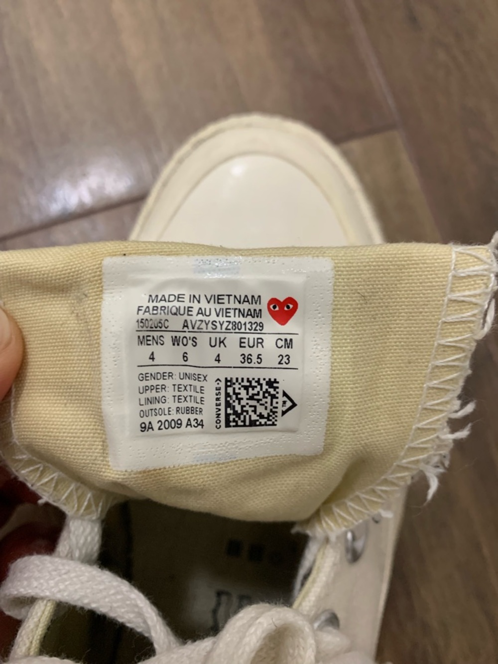 Converse High Top Sneakers in Cream with Black Heel Stripe red heart women’s 6 - Picture 9 of 12